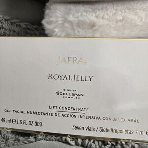 JAFRA Royal Jelly Lift Concentrate with Gold Details